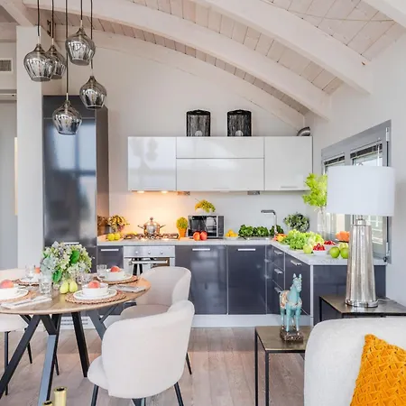 Modern Panoramic Loft With Terrace, Elevator דירה