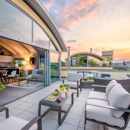 아파트 Penthouse In With Terrace And Views 루카